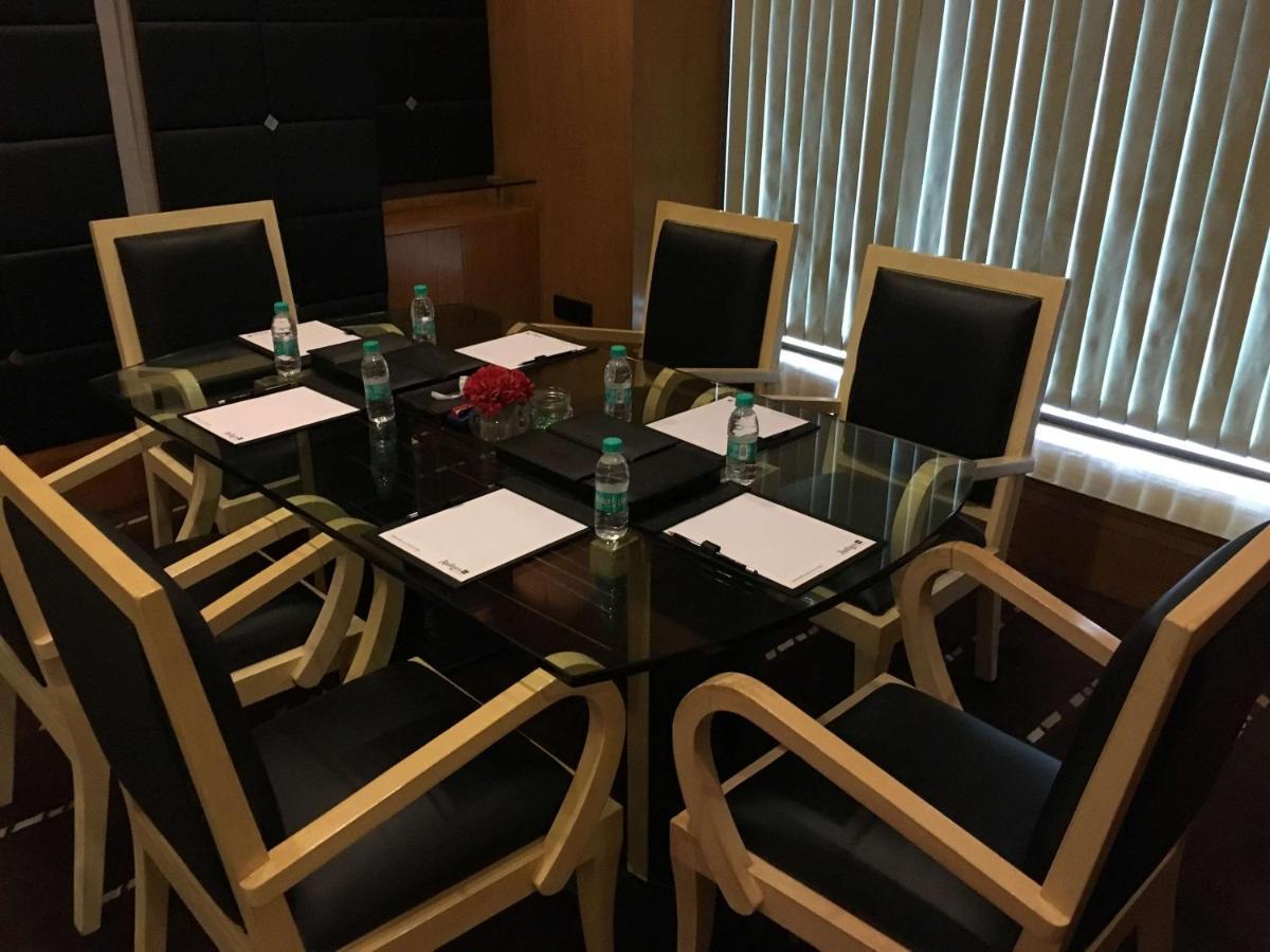 Radisson Blu Mbd Hotel Noida Esterno foto